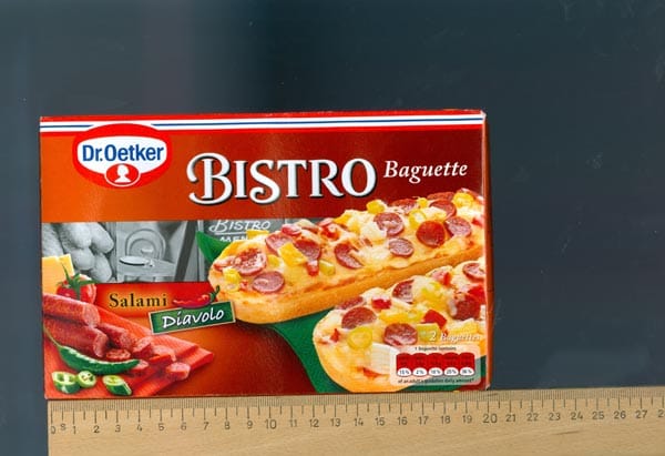 Auch die Informationen auf der Packung der "Bistro Baguettes Salami Diavolo" von Dr. Oetker sind nicht ausreichend, so die Verbraucherzentrale. So fehlen zum Beispiel die Hinweise auf den tiefgekühlten Zustand des Produktes und auf seine Aromatisierung.