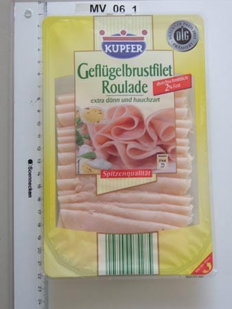 Die Kritik an diesem Produkt: Die Geflügelbrust-Roulade enthält nur zehn Prozent Filet, der Rest ist normales Hähnchenfleisch. Auch, dass es sich um Formfleisch handelt, wird nicht erwähnt.