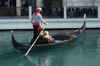 Viele Touristen wagen in Venedig die fahrt mit einer Gondel.
