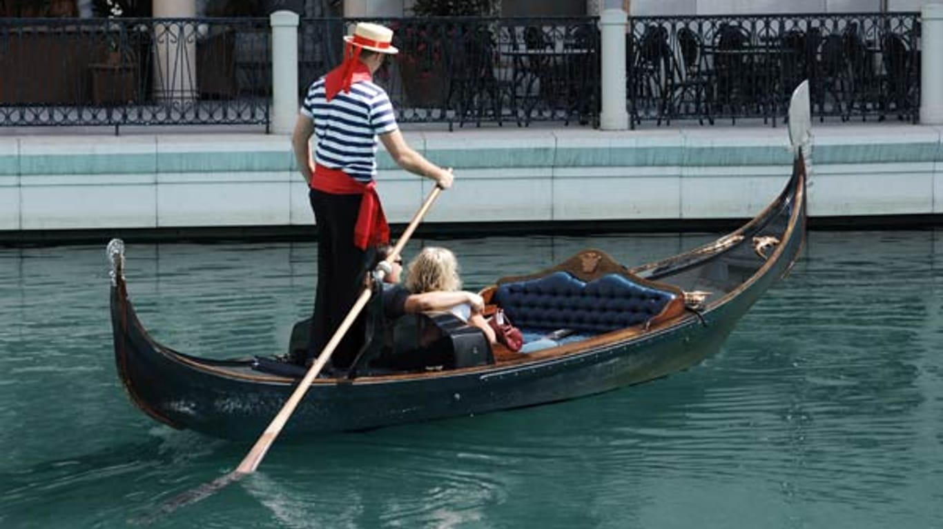 Viele Touristen wagen in Venedig die fahrt mit einer Gondel.