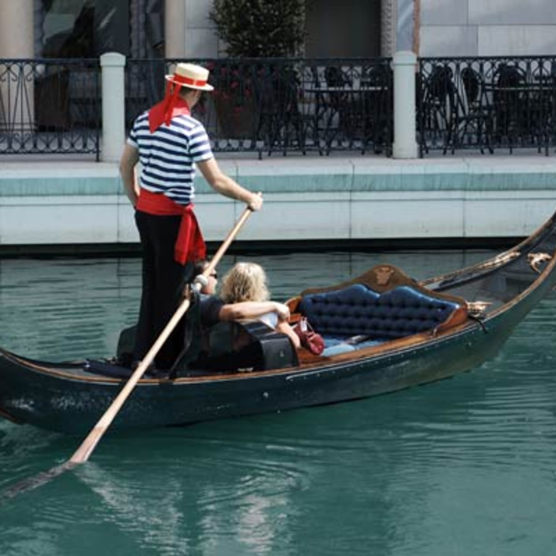 Italien  Venedig: Gondel kentert, weil Touristen aus China Selfies machen