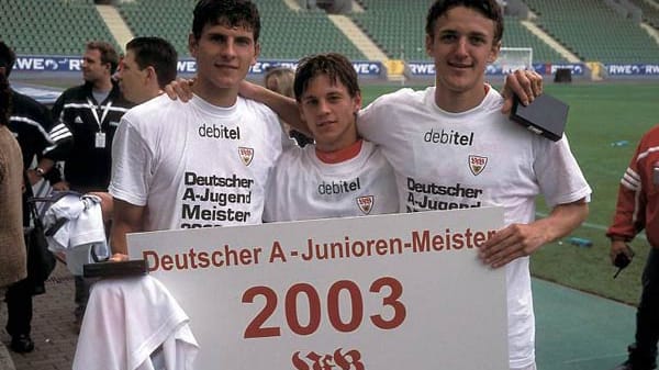 Im Jahr 2003 wird Mario Gomez (li.) Deutscher A-Jugend-Meister. Im Finale schlägt der VfB Stuttgart, unter anderem mit den heutigen Bundesliga-Profis Christian Gentner und Marco Caligiuri, Bayer Leverkusen mit 5:2. Gomez erzielt in der 86. Minute das 5:1.