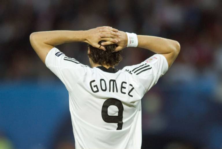 Die EM 2008 ist einer der wenigen Karriere-Tiefpunkte von Mario Gomez. Nachdem er in drei Vorrundenspielen kein Treffer erzielt und gegen Österreich den Ball aus einem Meter Entfernung über das Tor schießt, findet er sich auf der Bank wieder. Im Finale wird er eingewechselt, den spanischen Triumph kann er aber nicht mehr verhindern.