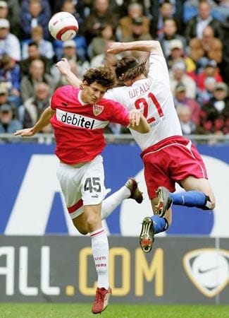 Zwei Monate später darf Gomez auch in der Bundesliga zum ersten Mal auflaufen. Gegen den HSV kommt das Stuttgarter Eigengewächs in der 48. Minute für Imre Szabics ins Spiel - auch dieses Mal allerdings ohne Fortune. Die Schwaben verlieren 1:2.