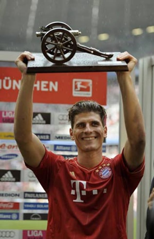 In der Saison 2010/ 2011 wird Gomez erstmals Torschützenkönig. Mit 28 Treffern sichert er sich die Torjägerkanone.