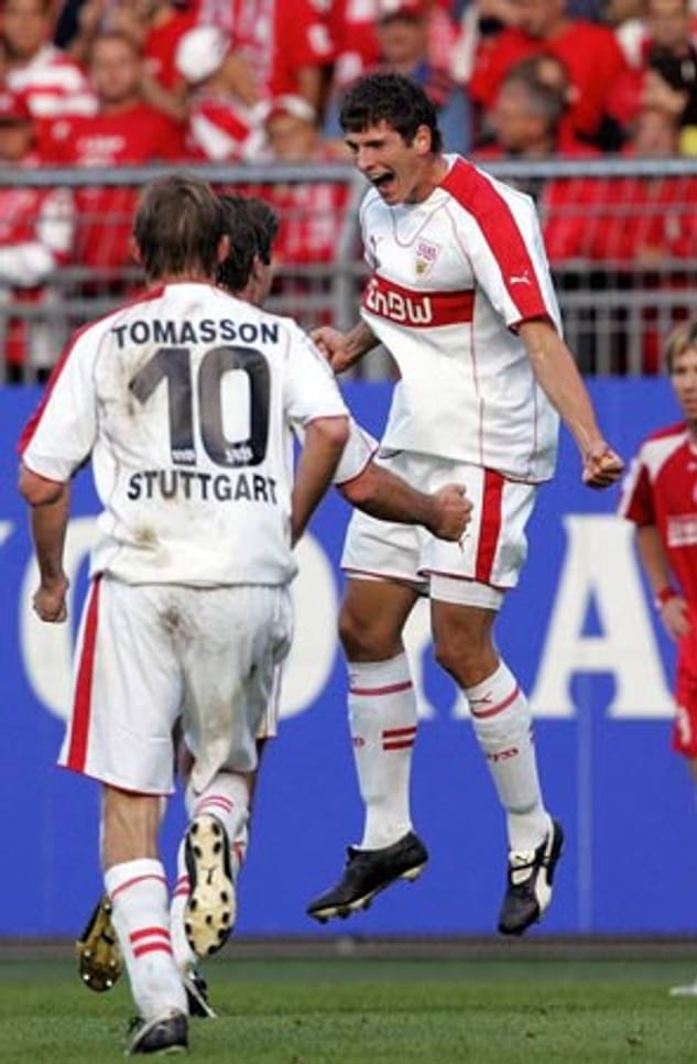 Mario Gomez erzielt sein erstes Bundesliga-Tor.
