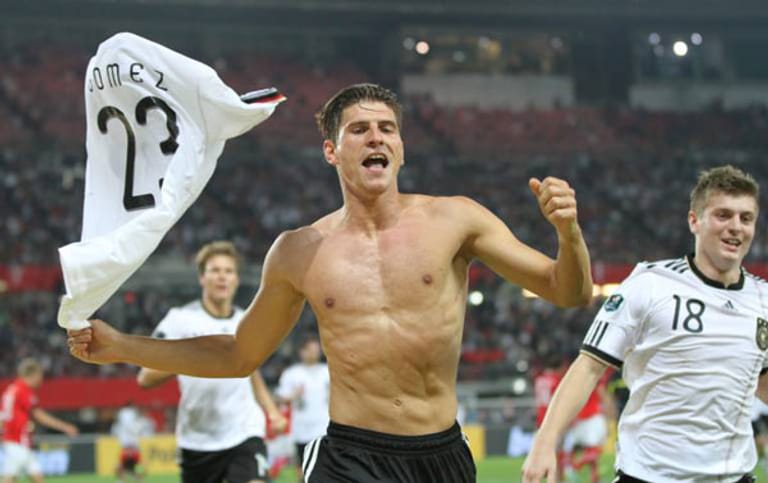 Am 3. Juni 2011 folgt dann endlich der Befreiungsschlag im DFB-Team. Gomez trifft im Ernst-Happel-Stadion gegen Österreich genau in das Tor, das er bei der Euro 2008 aus kürzester Distanz verfehlte. Dieser Treffer gilt als Überwindung eines Traumas und endgültiger Durchbruch im Nationalteam.