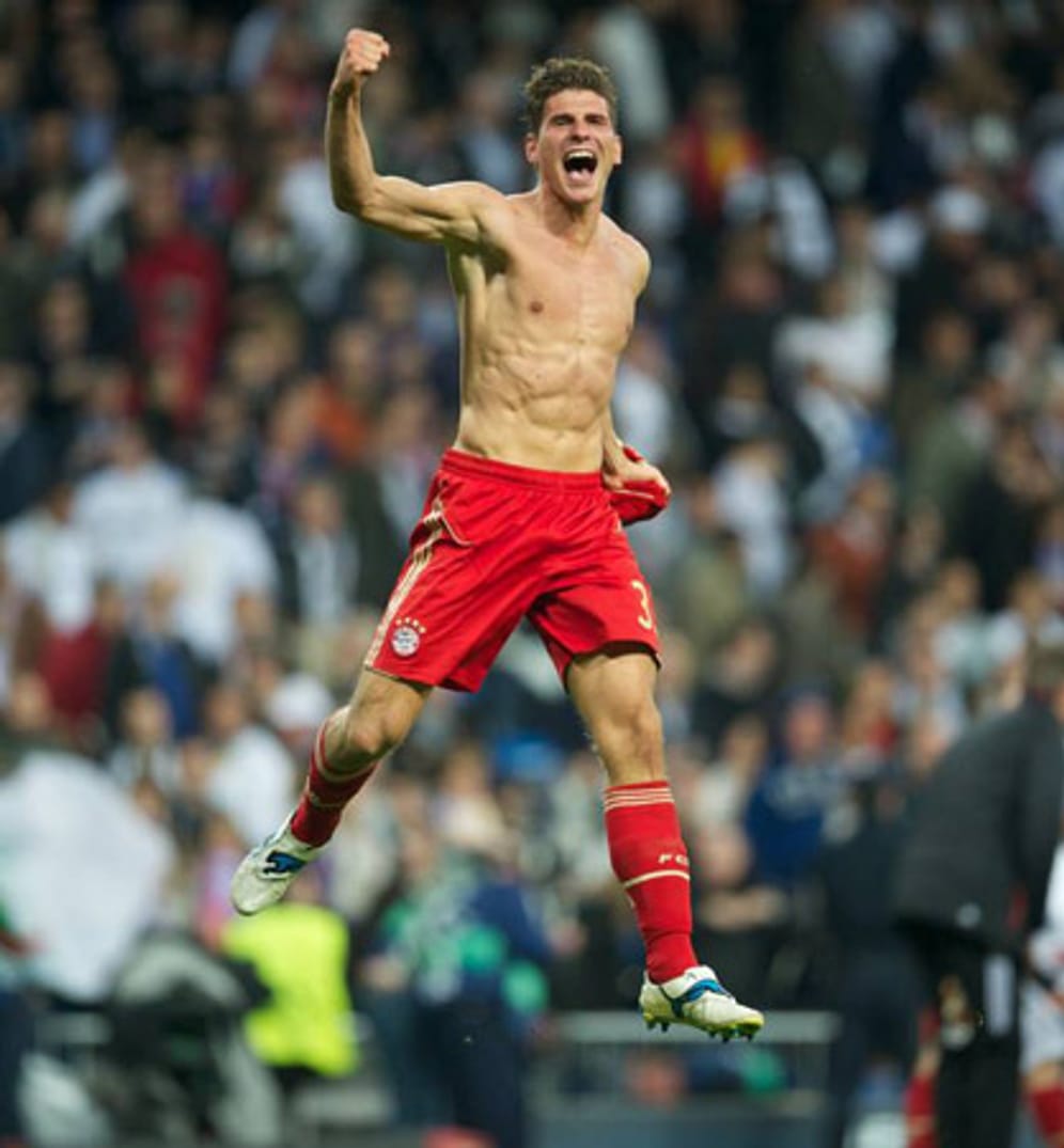 Der Sprung ins Finale: Der FC Bayern besiegt im Halbfinale der Champions League Real Madrid. Gomez erzielt in der Nachspielzeit im Hinspiel den 2:1-Siegtreffer und verwandelt seinen Strafstoß im entscheidenden Elfmeterschießen im Bernabeu eiskalt. Am 19. Mai darf Gomez im eigenen Stadion um den Titel in der Königsklasse spielen.