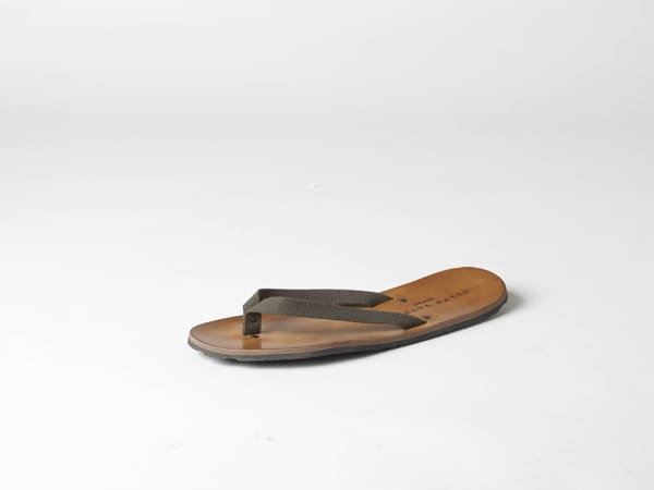 Sandalen von Ralph Lauren für 195 Euro.