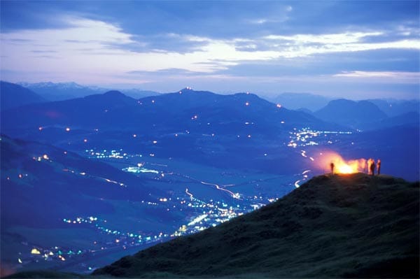 Auch in den Kitzbühler Alpen huldigt man der Sonnenwende mit einem Feuerspektakel.