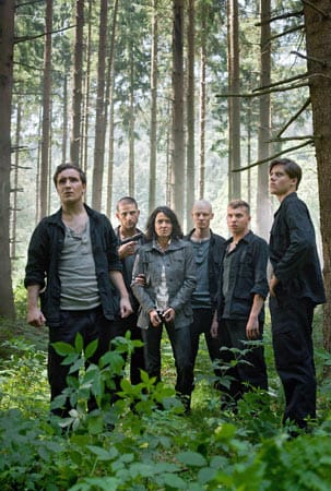 In "Tatort: Der Wald steht schwarz und schweiget" wird Kommissarin Lena Odenthal (Ulrike Folkerts) bei einem Einsatz im Pfälzerwald von fünf jungen Straftätern als Geisel genommen. In "Tatort: Der Wald steht schwarz und schweiget" wird Kommissarin Lena Odenthal (Ulrike Folkerts) bei einem Einsatz im Pfälzerwald von fünf jungen Straftätern als Geisel genommen.