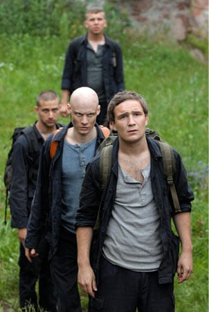 Die jugendlichen Straftäter Sascha (Adrian Saidi, 1.v.l.), Panne (Tómas Lemarquis, Mitte), Tom (Frederick Lau, vorne) und Murat (Edin Hasanovic, hinten) versuchen, nach einem missglückten Outdoor-Ausflug ihre Haut zu retten. Die jugendlichen Straftäter Sascha (Adrian Saidi, 1.v.l.), Panne (Tómas Lemarquis, Mitte), Tom (Frederick Lau, vorne) und Murat (Edin Hasanovic, hinten) versuchen, nach einem missglückten Outdoor-Ausflug ihre Haut zu retten.