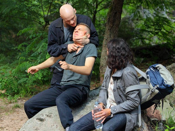 Die Konflikte innerhalb der Gruppe werden heftiger. Weil Panne vermutet, dass Murat sich von Lena einwickeln lässt, attackiert er ihn. Die Konflikte innerhalb der Gruppe werden heftiger. Weil Panne vermutet, dass Murat sich von Lena einwickeln lässt, attackiert er ihn.