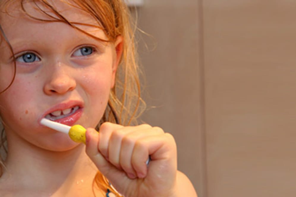 Die richtige Mundhygiene ist im Kampf gegen Karies unverzichtbar.