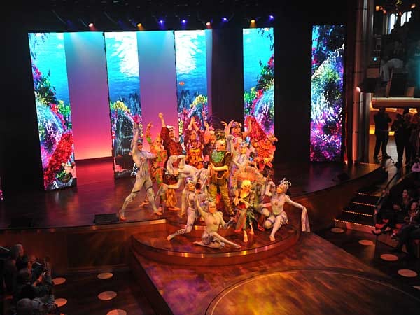 Fantasievolle Kostüme, beeindruckende Sänger und Akrobatik am Seil - das bietet die halbstündige KAURI-Show.
