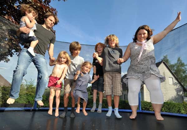 Familie Goes mit Noah (l-r), Vater Michael, Hanna, Jonathan, Rahel, Jakob, Salomon und Mutter Birgit springt am Donnerstag (10.05.2012) auf einem Trampolin in Waldenburg bei Schwäbisch Hall.