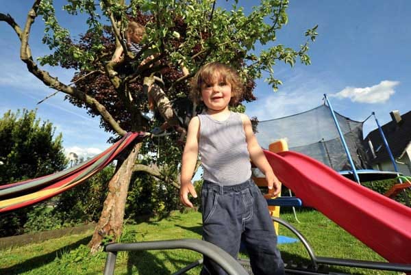 Der Familiengarten ist ein wahrer Kindergarten: Der kleine Noah Goes spielt in Waldenburg bei Schwäbisch Hall im Garten.
