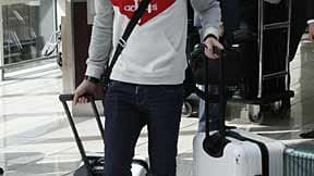 Mittags treffen die DFB-Kicker wie André Schürrle am Frankfurter Flughafen ein.
