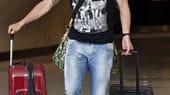 Lukas Podolski mit seinen gepackten Koffern. Auch zuhause wird gepackt. Er zieht nach der EM nach London.