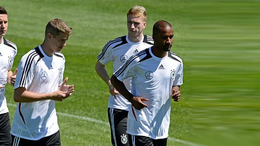 Mit nur zehn Spielern hat die Nationalmannschaft die EM-Vorbereitung auf Sardinien begonnen. Mit nur zehn Spielern hat die Nationalmannschaft die EM-Vorbereitung auf Sardinien begonnen.