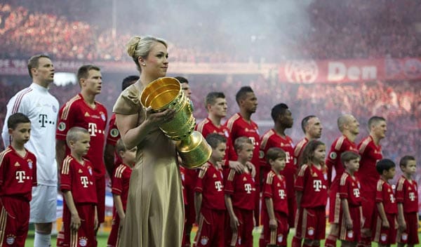 Magdalena Neuner hätte den Pokal später gerne in den Händen der Herren hinter ihr gesehen. Dagegen aber hatten die Herren in Gelb und Schwarz etwas: besseren Fußball.