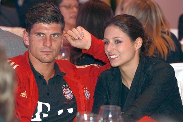 Mario Gomez scheint mit seinen Gedanken noch beim Spiel zu sein, während Freundin Silvia die Niederlage der Bayern wohl schon abgehakt hat.