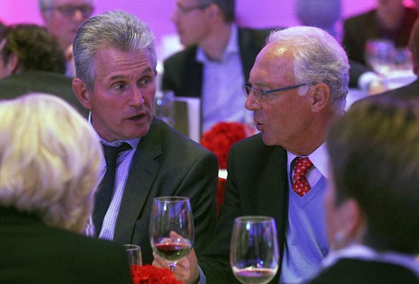 Zwischen dem "Kaiser" Franz Beckenbauer und Bayern-Coach Heynckes (li.) herrscht offensichtlich jede Menge Diskussionsbedarf.