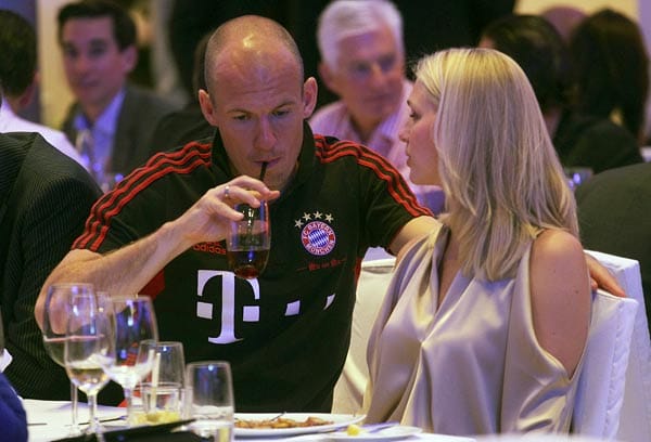 Auch Arjen Robben sieht nicht allzu glücklich aus. Ob Ehefrau Bernadien ihn auf andere Gedanken bringen kann?