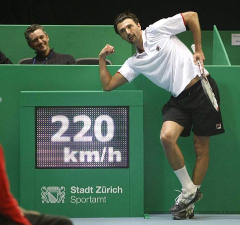 Goran Ivanisevic posiert stolz neben der Anzeigetafel: Der Aufschlag des früheren Wimbledon-Siegers war bei seinen Gegnern gefürchtet.