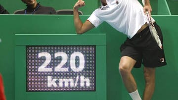 Goran Ivanisevic posiert stolz neben der Anzeigetafel: Der Aufschlag des früheren Wimbledon-Siegers war bei seinen Gegnern gefürchtet.