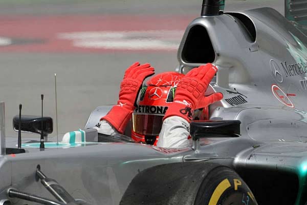 Schumacher steck im Kiesbett fest und regt sich über den Vorfall mit Senna auf.