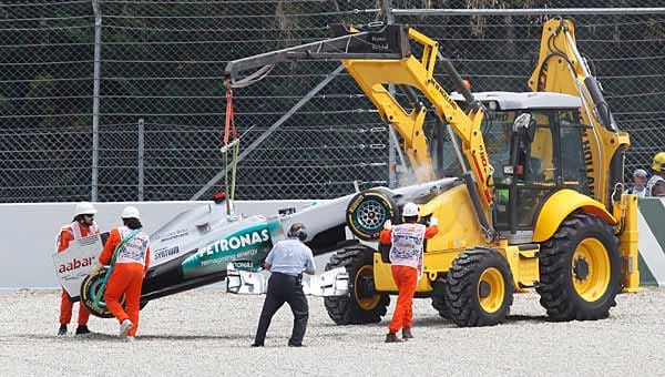 Schumachers Bolide wird aus dem Kiesbett geborgen.