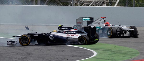 An Sennas Boliden löst sich der hintere linke Reifen von der Felge.