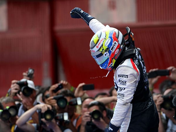 Geschafft - Pastor Maldonado reckt die Siegerfaust in die Luft als er im Parc Fermé ankommt.