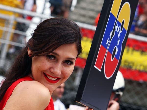 Vielleicht hat sie dem Sieger von Barcelona auch Glück gebracht: Das Grid Girl von Pastor Maldonado.