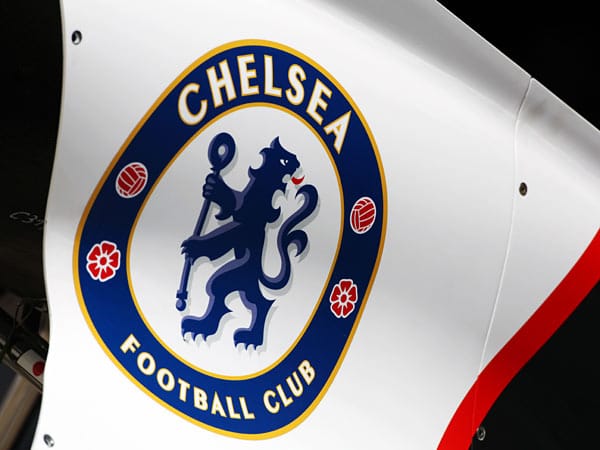 Der FC Chelsea London ist mit dem Sauber-Team in einer Partnerschaft. Deshalb befindet sich auch das Logo des berühmten Fußballklubs auf dem Boliden.