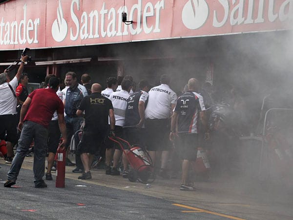 Nach der Siegerehrung kommen dichte Rauchschwaden aus der Williams-Box. Wenig später sind Feuerwehr und Krankenwagen vor Ort.