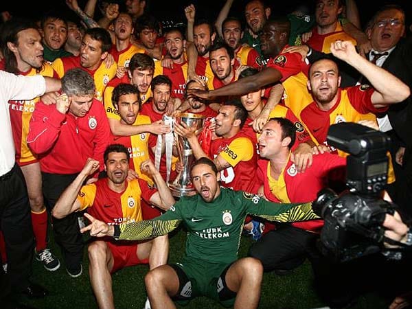 Galatasaray Istanbul, Türkei: In einer dramatischen Playoff-Runde behauptete Galatasaray im letzten Spiel mit einem 0:0 gegen Erzfeind Fenerbahce den ersten Platz.