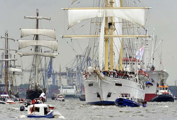 Die Viermast-Barkentine "Star Flyer" (rechts im Bild) aus Luxemburg läuft bei der Einlaufparade des 823. Hamburger Hafengeburtstages an den Landungsbrücken in Hamburg ein.