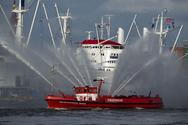 Ein Feuerwehrschiff spritzt während des Hamburger Hafengeburtstags Wasserfontänen. Bei windigem und kühlem Wetter haben am Samstag hunderttausende Hamburger und Touristen den 823. Hamburger Hafengeburtstag gefeiert.