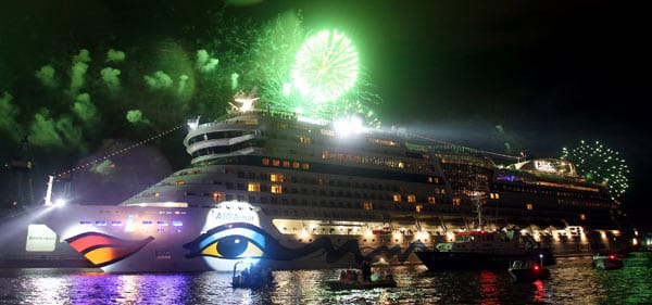 Ein Feuerwerk leuchtet nach der Taufe des Kreuzfahrtschiff "Aidamar" über dem Hafen. Im Rahmen des Hamburger Hafengeburtstags taufte Aida Cruises ihr neuntes Aida Schiff.