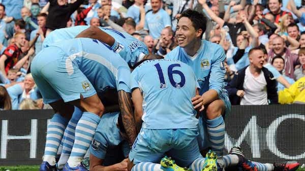 Aguero wird nach dem Treffer, der die Meisterschaft bedeutet, von seinen Teamkollegen förmlich erdrückt. Auf der Tribüne flippen derweil die Fans aus.