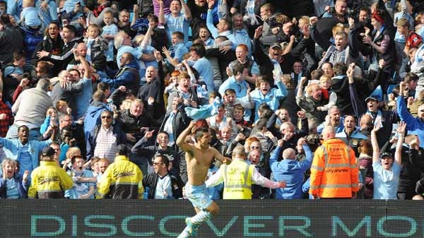 In der 95. Minute erlöst Sergio Aguero die Citizens und deren Anhänger. Nach Vorlage von Mario Balotelli erzielt der Schwiegersohn von Diego Maradona den nicht mehr für möglich gehaltenen 3:2-Siegtreffer, das Stadion flippt aus.