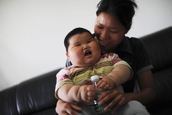 "Bei ihrer Geburt wog sie ganz normale 3500 Gramm. Im Alter von einem Monat fing sie dann an, extrem zu wachsen. Nach zwölf Monaten wog unsere Tochter bereits 15 Kilo“, erinnert sich ihre Mutter Feng Xiaochun.