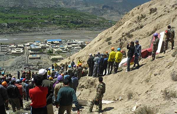 Die Maschine war beim äußerst schwierigen Anflug auf die Landepiste von Jomsom zerschellt. Die Maschine war beim äußerst schwierigen Anflug auf die Landepiste von Jomsom zerschellt.