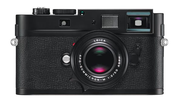 „Die Schwarz-Weiß-Fotografie ist so populär, wie nie zuvor", erklärt der Kamerahersteller Leica. Er muss es wissen. Sonst würde das Traditionsunternehmen im 21. Jahrhundert wohl kaum mit der Leica M Monochrom einen Fotoapparat auf den Markt bringen, der ausschließlich Fotos in Schwarz-Weiß schießen kann.