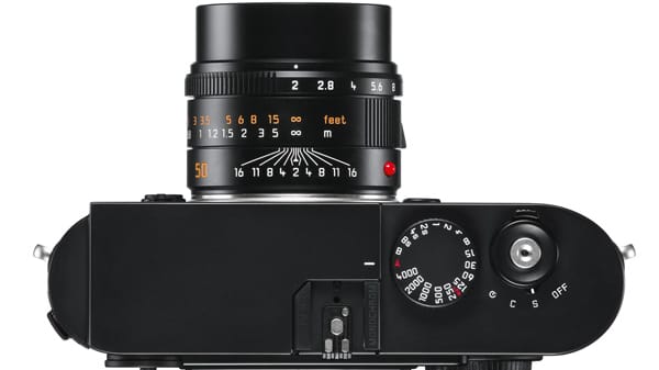 Der Bildsensor der Leica M Monochrom ist mit 18 Millionen Pixeln optimal auf die Besonderheiten des Leica M-Systems und die M-Objektive abgestimmt. Da der Sensor keine Farbe „sieht“, liegen für jedes einzelne Pixel reale Helligkeitswerte vor – so entstehen „echte“ Schwarz-Weiß-Bilder, die deutlich schärfer sein sollen, als vergleichbare Aufnahmen einer Kamera mit Farbsensor.