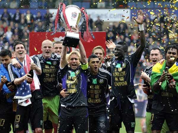 Am letzten Spieltag der belgischen Jupiler-League räumt der RSC Anderlecht durch einen Sieg letzte Zweifel aus und krönt sich vor Christoph Daums FC Brügge zum Meister 2012.