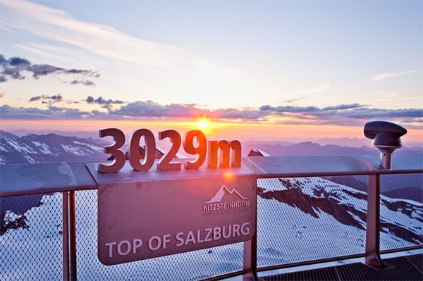 Von der Panoramaterrasse der Gipfelstation auf 3029 Meter Seehöhe aus kann man im Norden und Westen die Kalkalpen und die Pinzgauer Grasberge, im Süden die Berge des Nationalparks Hohe Tauern entdecken.