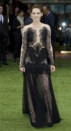 Ganz anders Schauspielkollegin Kristen Stewart, die in dem Film das Schneewittchen spielt. Zaghaftes Lächeln, verkrampfte Körperhaltung - ein sicheres Auftreten sieht anders aus. Lag es an ihrem Grufti-Kleid, das mit schwarzer Spitze und Transparenz viel nackte Haut preisgab? Ganz anders Schauspielkollegin Kristen Stewart, die in dem Film das Schneewittchen spielt. Zaghaftes Lächeln, verkrampfte Körperhaltung - ein sicheres Auftreten sieht anders aus. Lag es an ihrem Grufti-Kleid, das mit schwarzer Spitze und Transparenz viel nackte Haut preisgab?